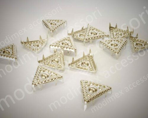 Rimmed triangular nailheads with raised design art. 1174