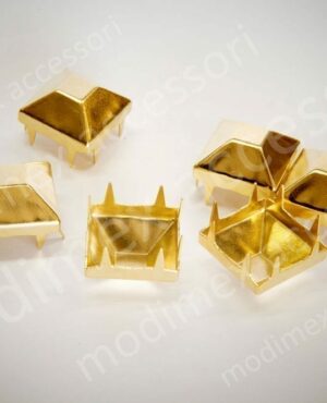 Square truncated pyramid studs art. 17x17PYR