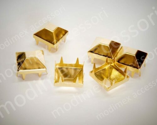 Square truncated pyramid studs art. 17x17PYR