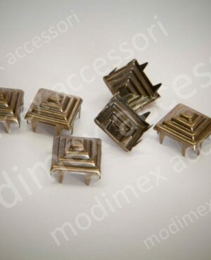 Borchie quadrate piramidi a gradoni