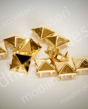 Clous carrés en pyramide