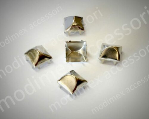 Borchie quadrate a rilievo art. 266 SQUARE