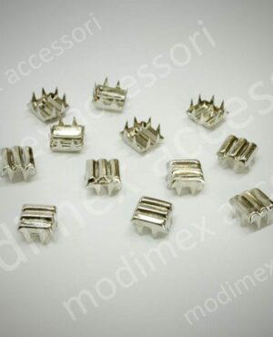 Square studs with three baguette design in relief art. 3812