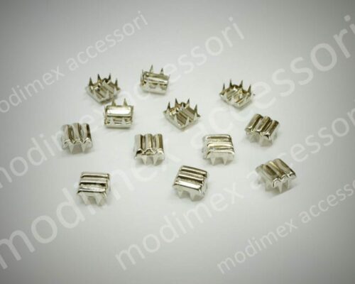 Square studs with three baguette design in relief art. 3812