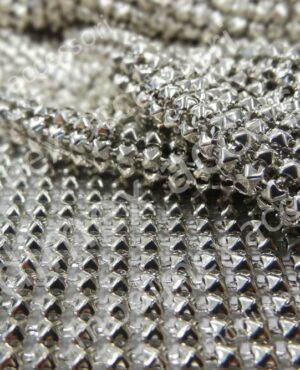 Maglie metalliche in ottone con elementi piramidali