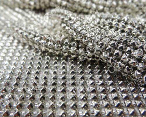 Maglie metalliche in ottone con elementi piramidali