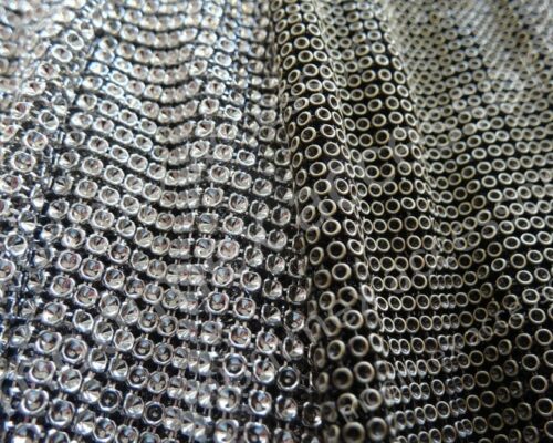 Maglie metalliche con elementi concavi ad anello