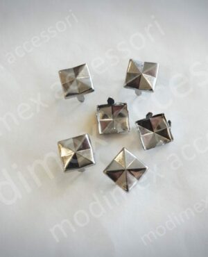 Borchie quadrate sfaccettate art. 7061