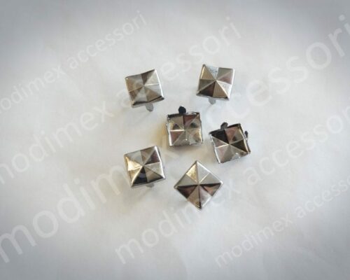 Borchie quadrate sfaccettate art. 7061