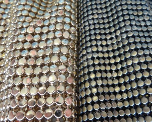 Maglie metalliche con elementi tondi piatti