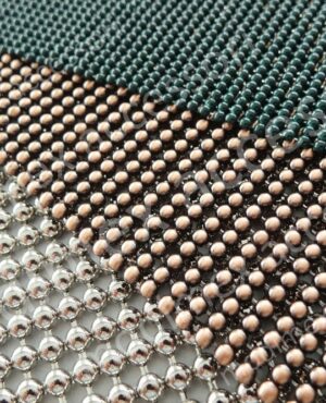 Maglie metalliche con elementi a mezza sfera