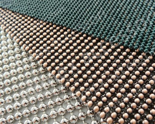 Maglie metalliche con elementi a mezza sfera