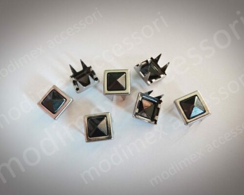 Borchie quadrate a piramide con cornice art. PYR09