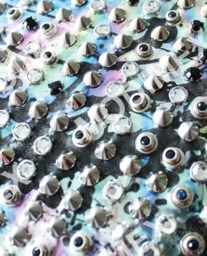 Stampa su Vinile con Applicazione di Borchie e Strass
