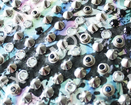 Stampa su Vinile con Applicazione di Borchie e Strass